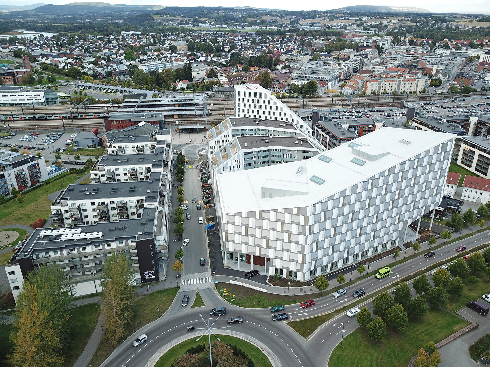 Hotellet, som driftes av Scandic, har 220 rom og konferansefasiliteter. Foto: Kenneth Flaten