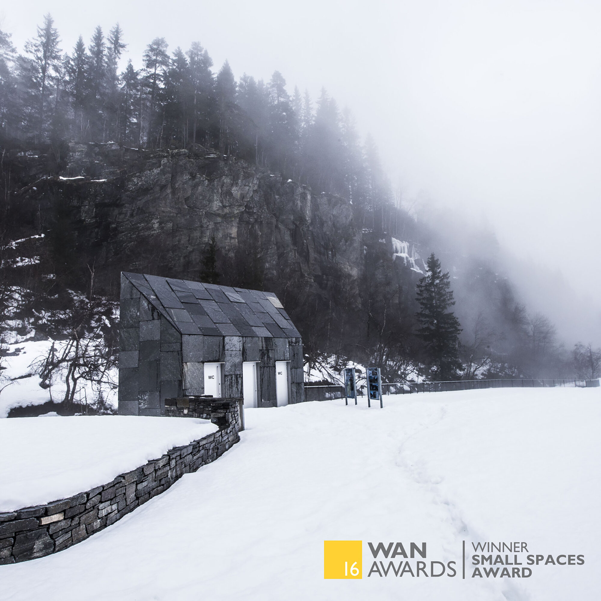 Sevicebygget med parkering og rasteplass foran.