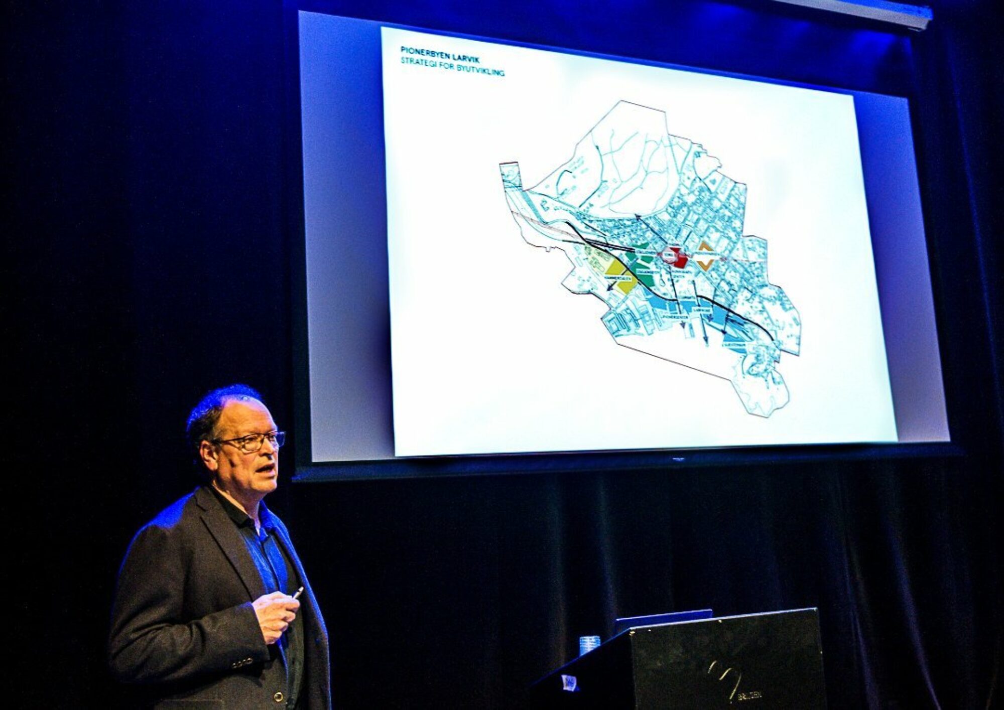 STASJON I SENTRUM: Lars Haukeland i LPO presenterte gruppens visjon av Larvik med jernbanestasjon i sentrum. Foto: Terje Svendsen