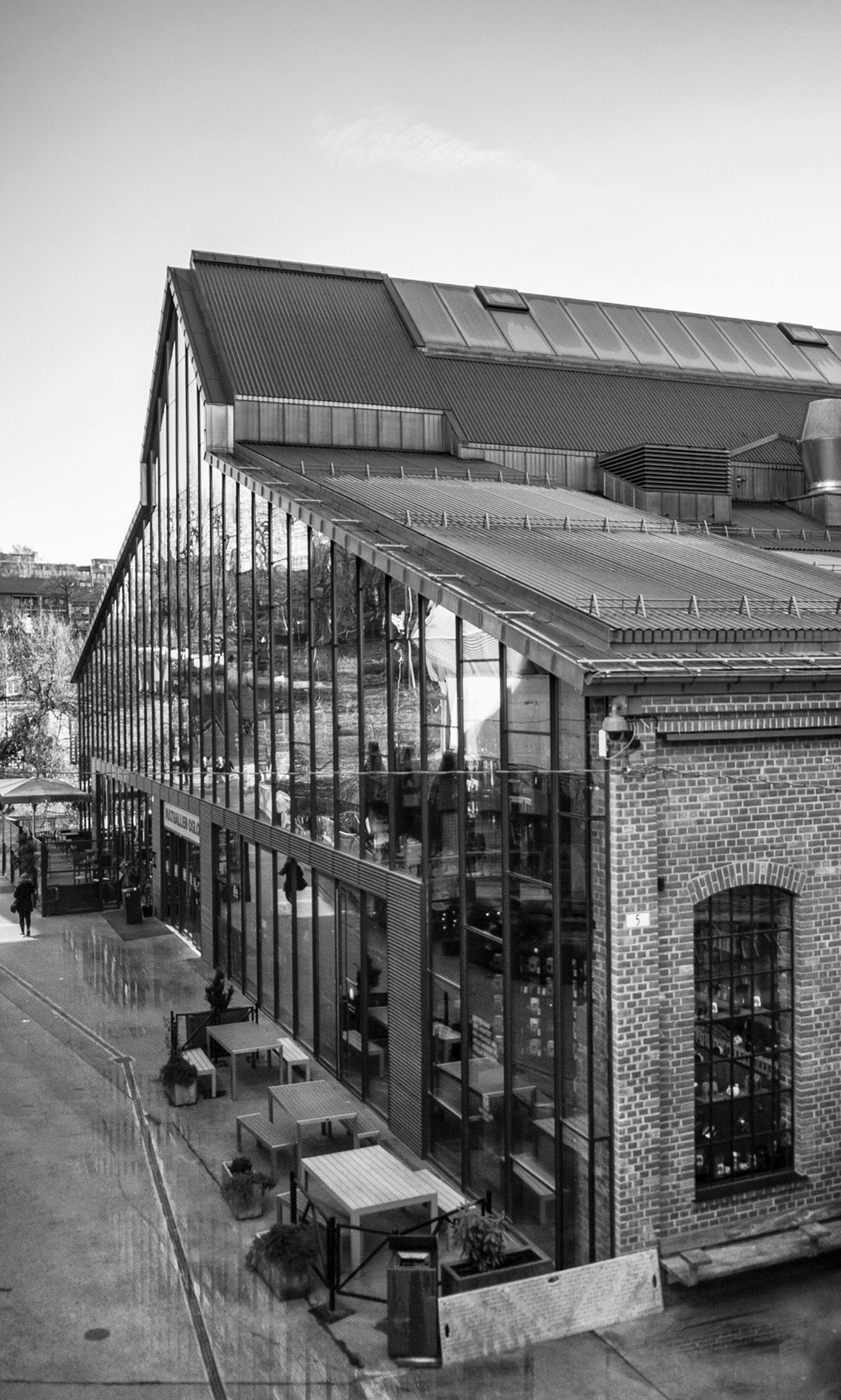 LPO har transformert og rehabilitert det gamle broverksted i tegl på Vulkan (opprinnelig bygget i 1908 og 1936) til en moderne mathall.