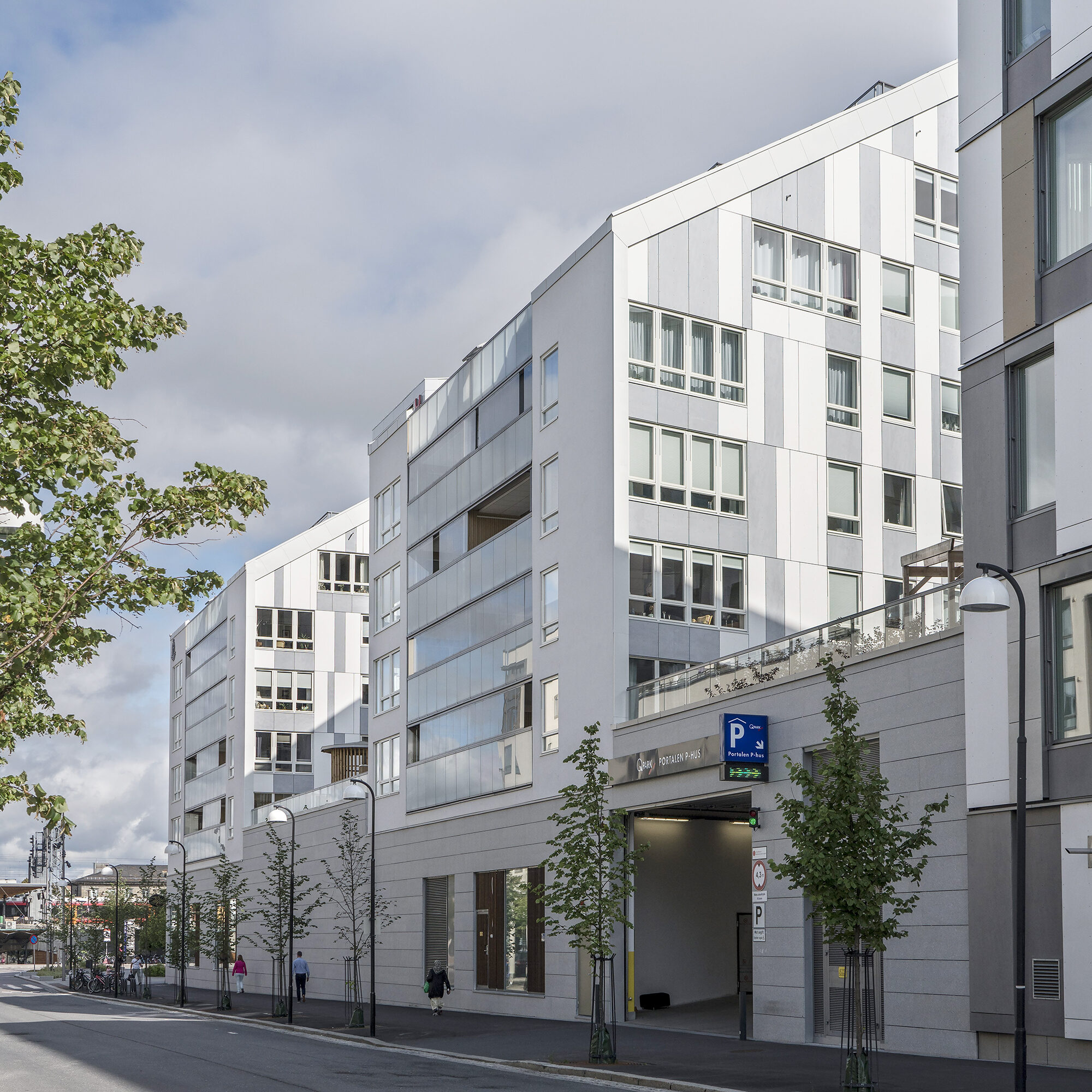 For de nye boligene er det flere sykkelparkeringsplasser enn kravet fra kommunen og parkering for elbil. I tillegg ligger Portalen rett ved togstasjonen på Lillestrøm, så kollektivtilbudet er veldig bra med to minutters gange til både tog og buss. Foto: Kenneth Flaten