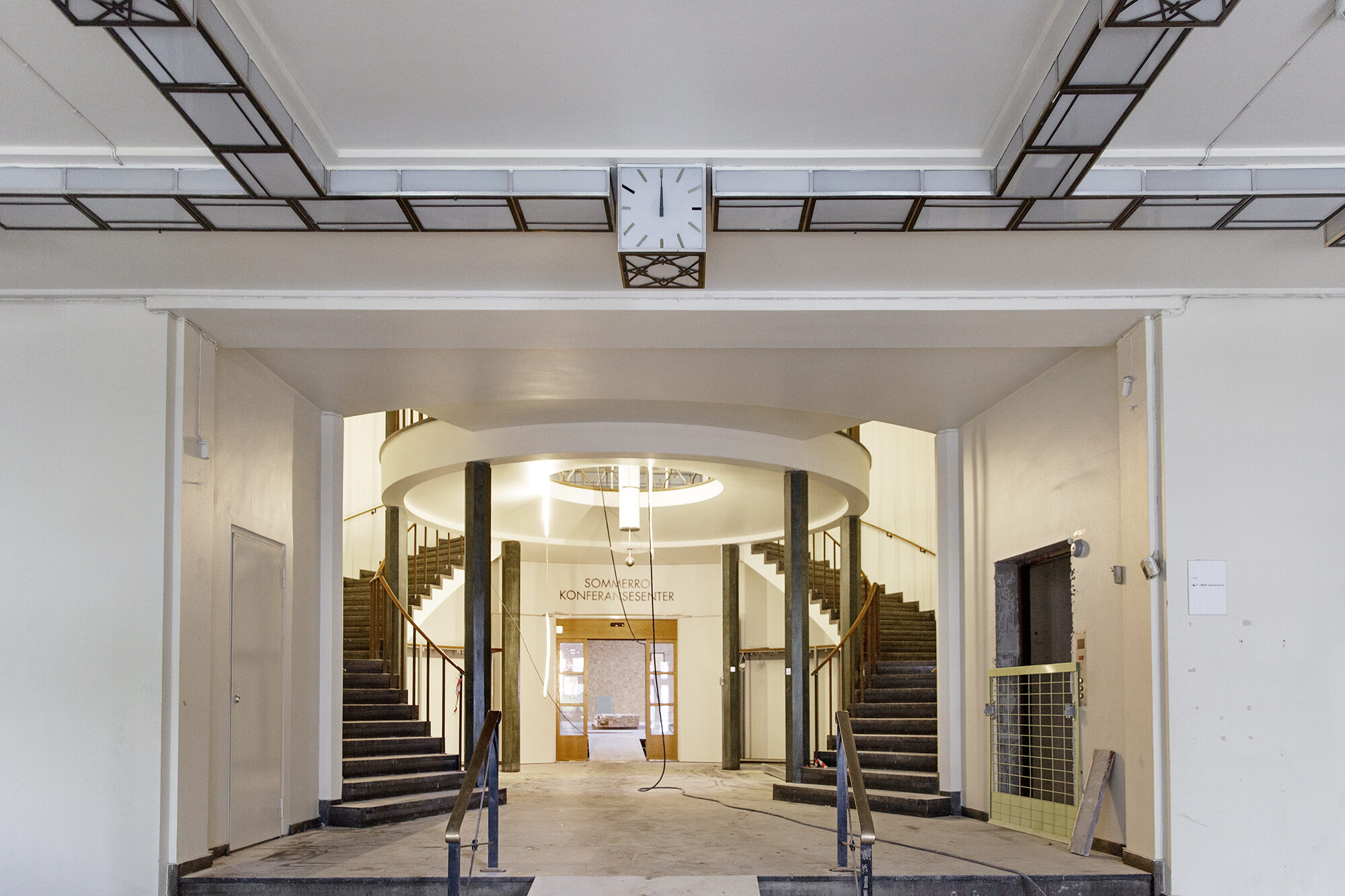 Det er mye av interiøret i Sommerrokvartalet som skal bevares, som feks belysning designet til bygget i 1932. I tillegg skal den opprinnelige fargepaletten gjenskapes. Foto: Hilde Lillejord, LPO arkitekter