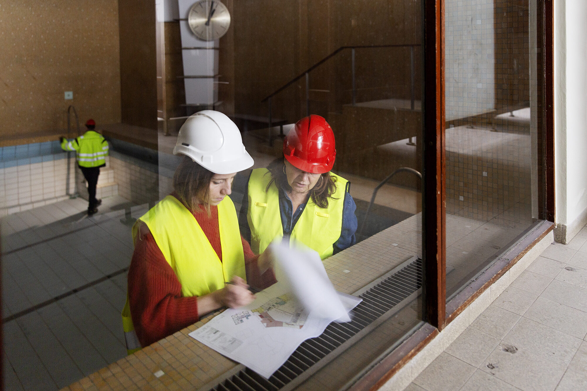 LPOs arkitekter (fra venstre Marte Vadet og Gry Holter) går igjennom planer for Vestkantbadet på Sommerro. Foto: Hilde Lillejord, LPO arkitekter