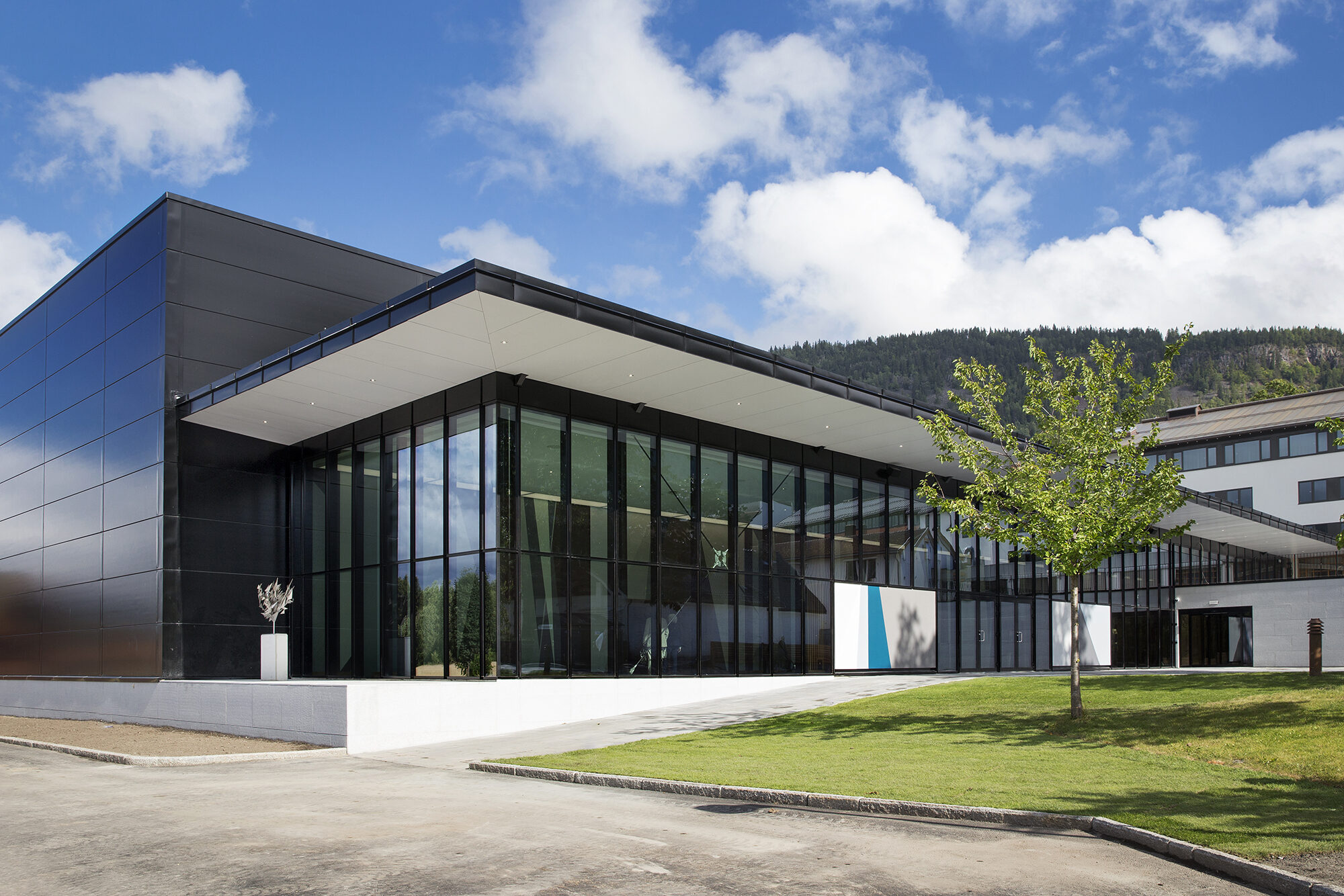 Hotellet har en lang historie som gjenspeiles i en sammensatt bygningsmasse. Konferansehallen er siste tilskuddet i en dynamisk hotellutvikling og er bygget for å møte dagens krav til konferanser.