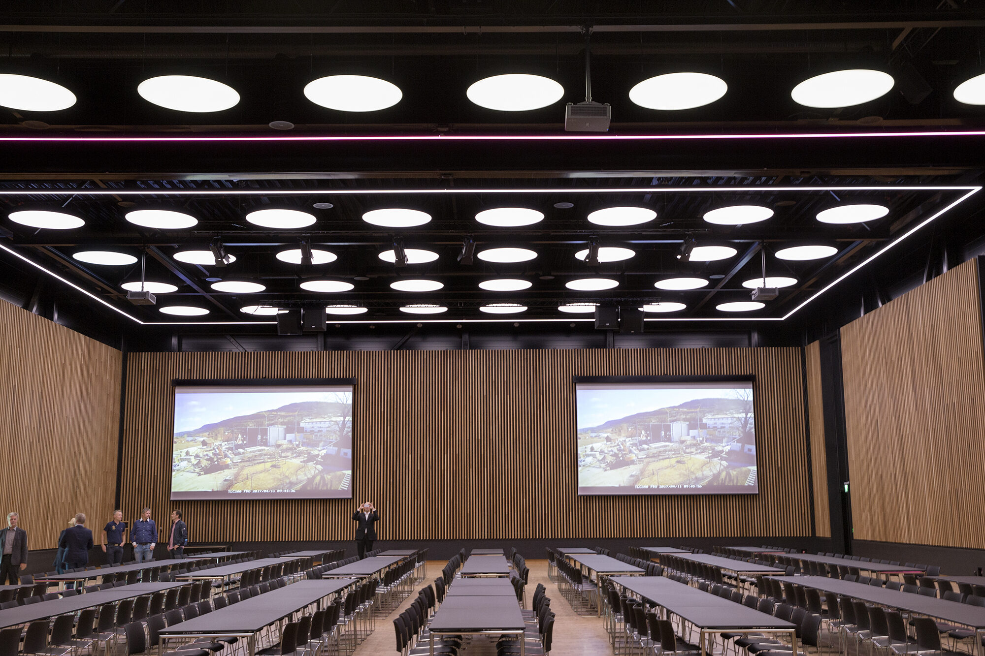 Konferansehallen er 48 meter lang, 24 meter bred og har åtte meter fri takhøyde. Hallen kan inndeles i tre mindre saler.