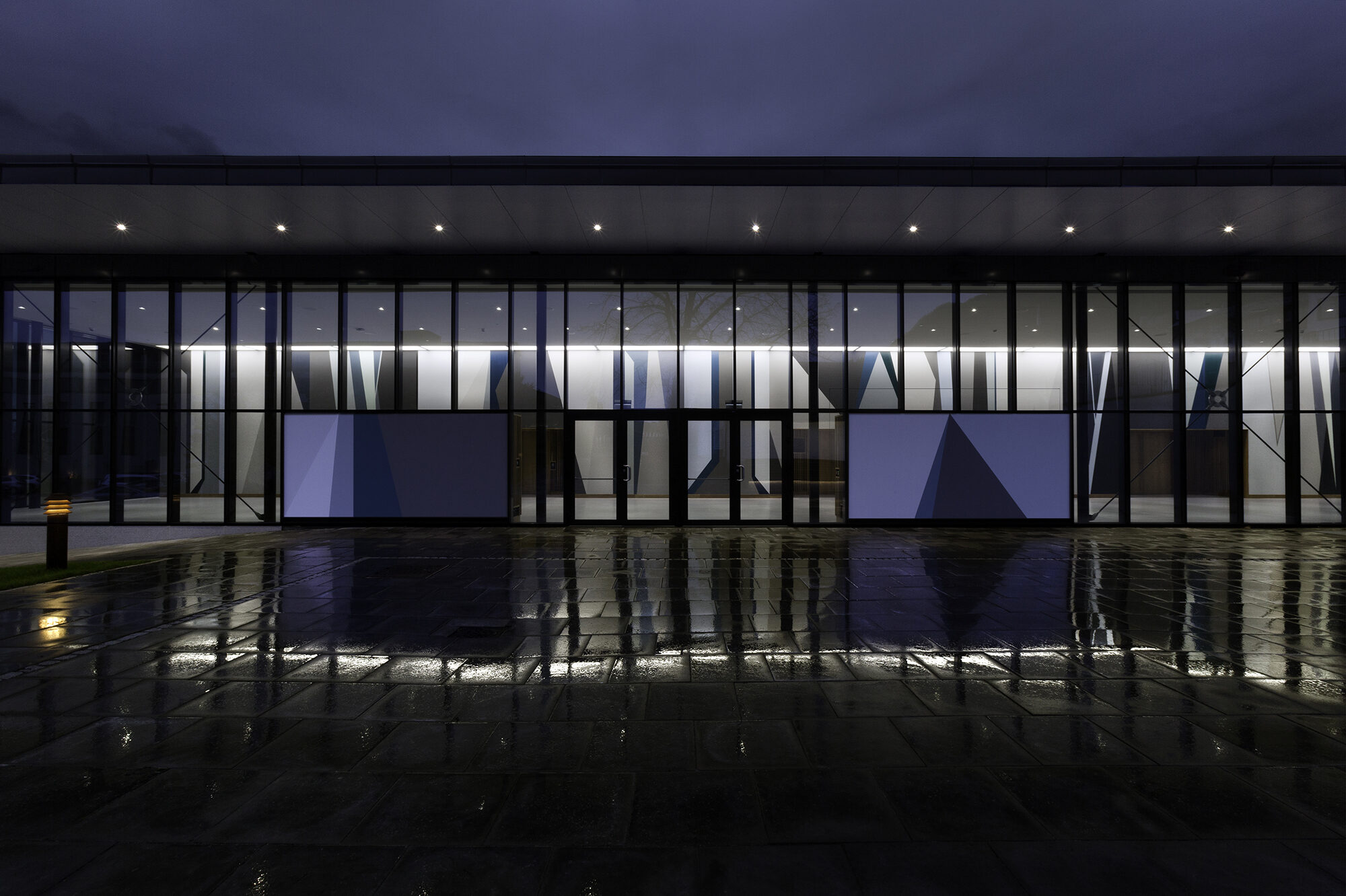 Bygget har blitt utsmykket av kunstneren Anders Sletvold Moe. Kunstverket er inspirert av de gamle trærne som omgir hotellet og gir bygget en ekstra dimensjon.