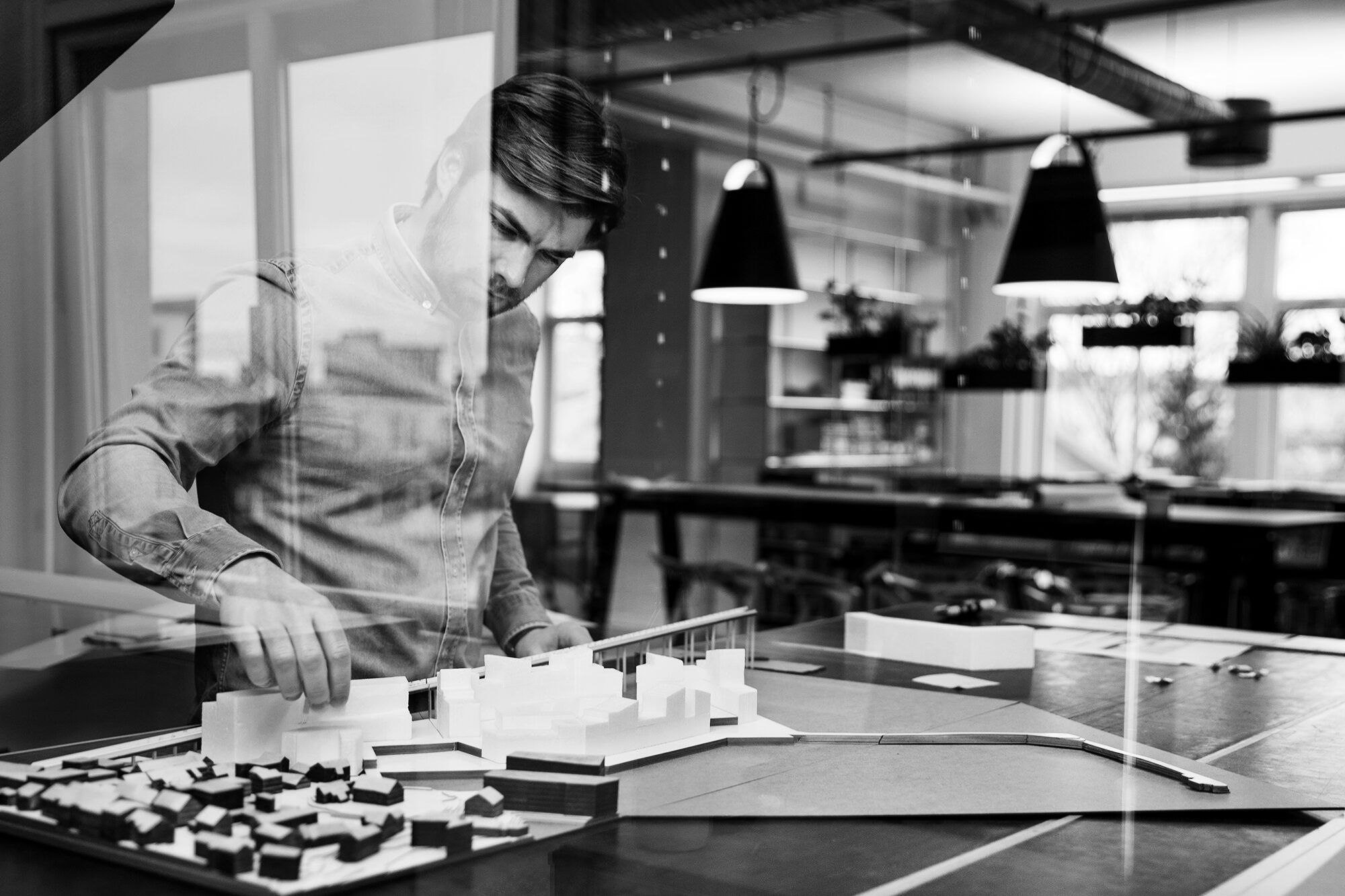 En arkitekt fra LPO bygger en modell.